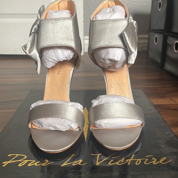 Light gray pour la Victoria wedge satin heel with bow. Beautiful shoe! - Picture 2 of 9